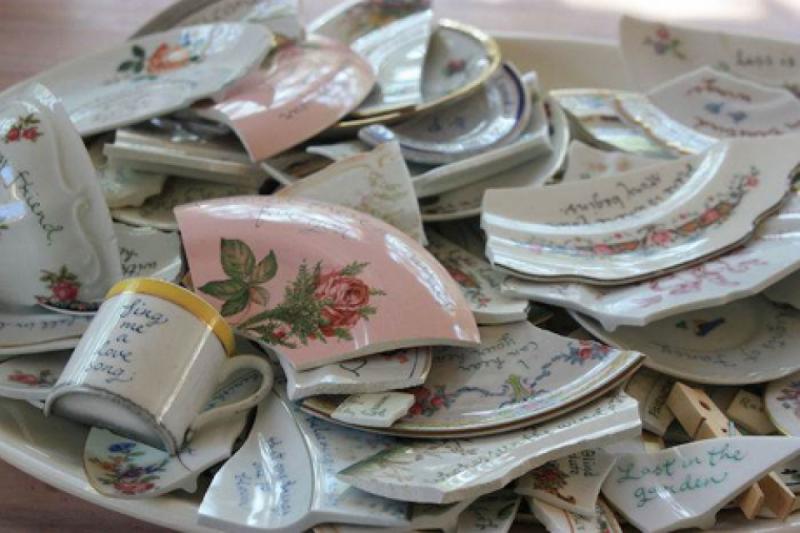 Đập vỡ đĩa đựng bánh