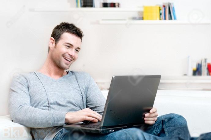 Đặt laptop lên đùi