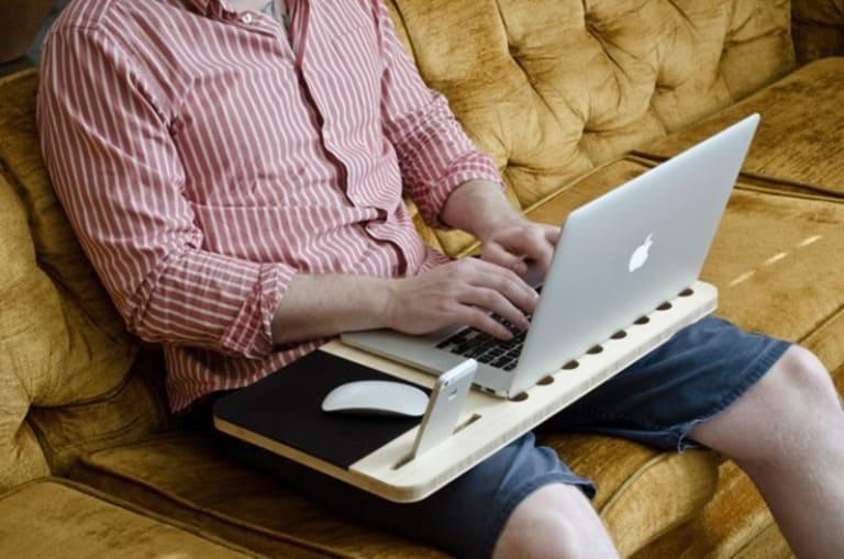 Đặt laptop trên đùi, bỏ điện thoại và các thiết bị có sóng điện từ trong túi quần sẽ ảnh hưởng đến chất lượng tinh trùng