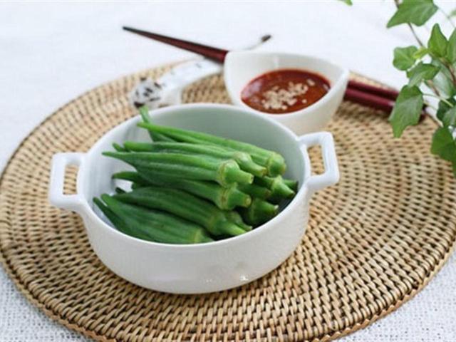 Đậu bắp luộc chấm xì dầu