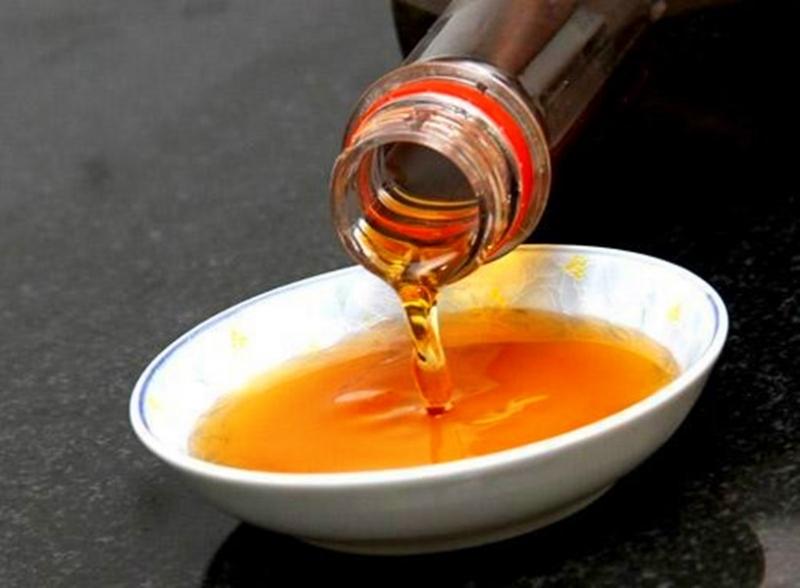 Màu nâu cánh gián đẹp mắt của nước mắm Phú Quốc