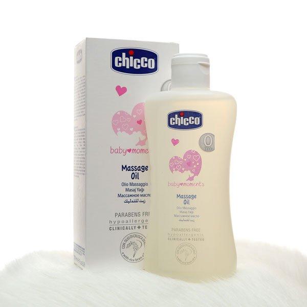 Chiết xuất tinh dầu cám gạo, dầu mát-xa Chicco giúp loại bỏ các bụi bẩn, bã nhờn, nhẹ nhàng làm sạch da bé