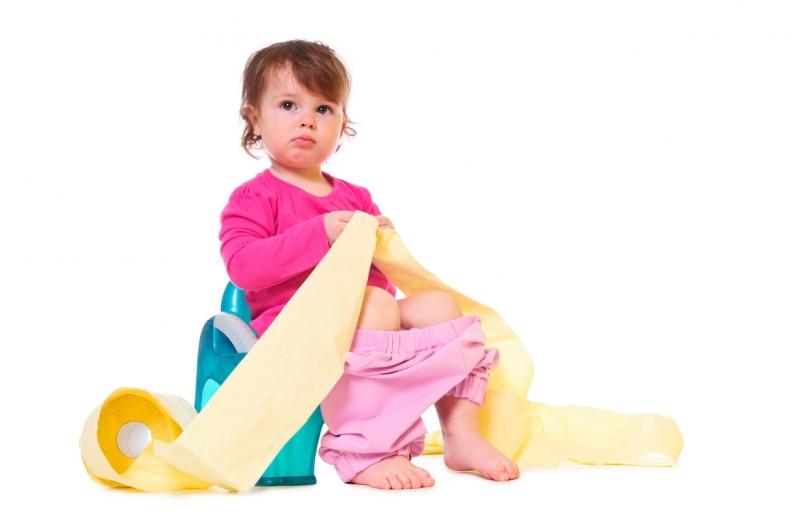 Đi vệ sinh đúng giờ sẽ hạn chế táo bón ở trẻ