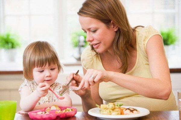 Dạy con ăn uống đúng cách