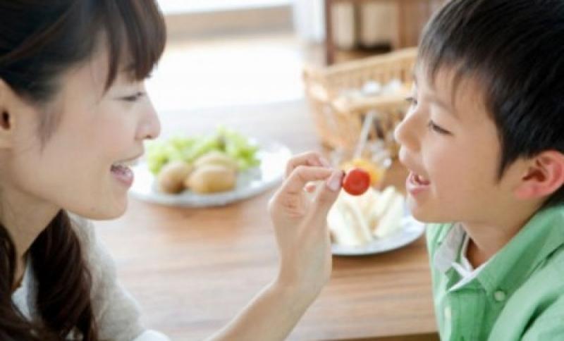 Dạy trẻ ăn uống đúng cách