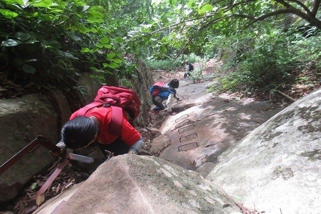 Trên đường đi có rất nhiều tình huống bất ngờ xảy ra với trẻ.