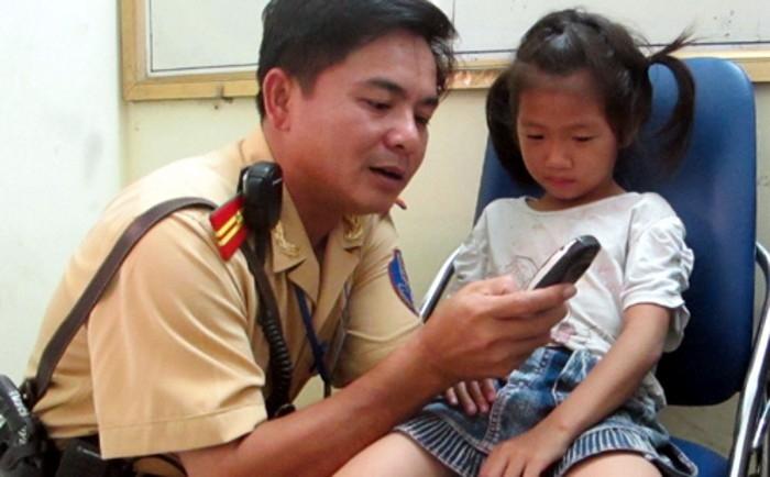 Hãy dạy trẻ học thuộc lòng số điện thoại người thân đề phòng trường hợp bị lạc