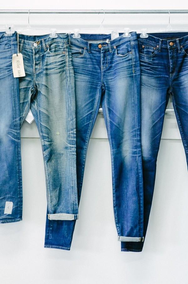 Để quần jeans khô tự nhiên