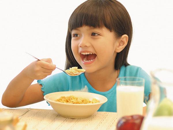 Để tạo cho bé tính tập trung và kích thích sự khéo léo và tư duy,bạn hãy để trẻ tự xúc