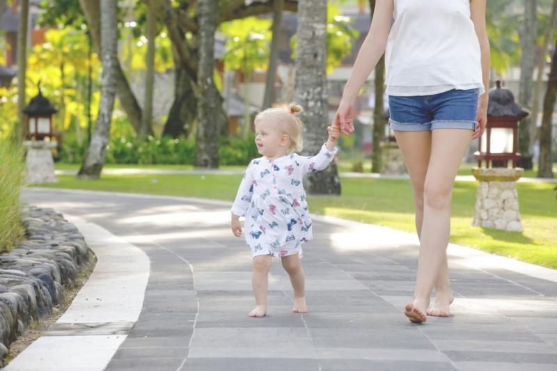 Để trẻ vận động và đi bộ thật nhiều