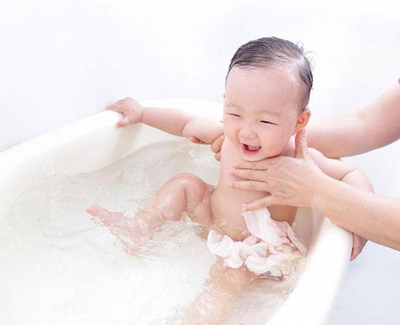 Để ý thường xuyên lau mồ hôi cho trẻ