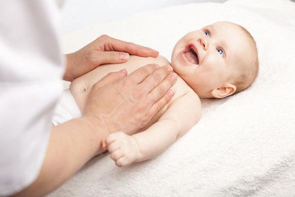 Để ý thường xuyên lau mồ hôi cho trẻ