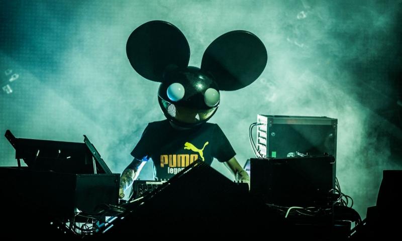 Phong cách đặc trưng khi trình diễn của Deadmau5
