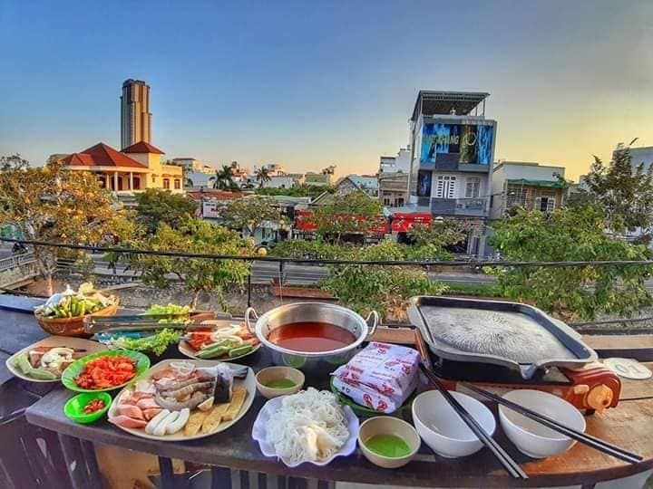 View nhìn từ sân thượng của quán Delio House