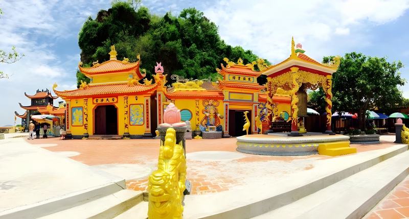 Quang cảnh Đền Bà Đế