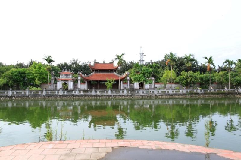 Tam quan đền Bia
