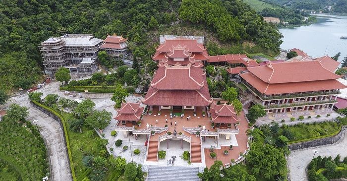 Một góc đền Cửa Ông