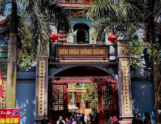 Người đến lễ thường ﻿cầu xin sự chở che của các đấng linh thiêng