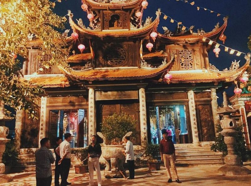 Người dân đến với đền vừa cầu bình an nơi cửa Phật, vừa cầu lộc tài cho công việc, kinh doanh và học tập ở ban thờ Mẫu, hy vọng Phúc thần sẽ phù hộ cho mình có may mắn và phát triển công danh