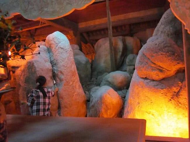 Mỏm đá hình người phụ nữ đang lâm bồn được cho chính là Thánh Mẫu Thạch Bàn