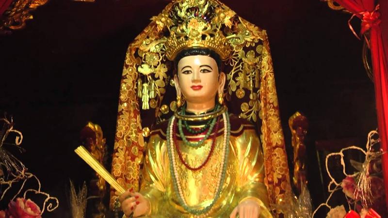 Khi ngự đồng, chúa Tây Thiên mặc áo gấm màu đỏ với hoa văn thêu phượng tinh tế cùng với đó là cầm quạt khai quang cho con dân