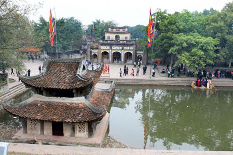 Thủy đình và cổng đền Phù Đổng