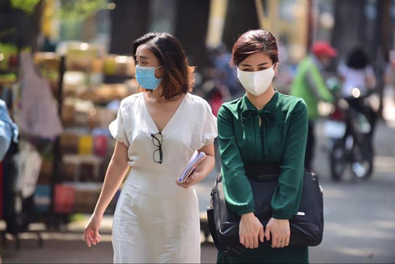 Đeo khẩu trang khi đi ra đường.