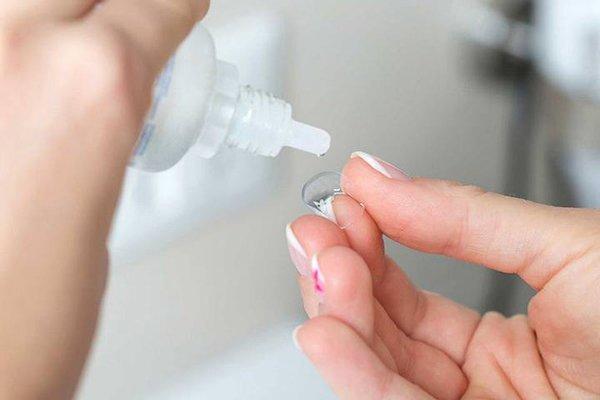 Thường xuyên vệ sinh kính áp tròng.
