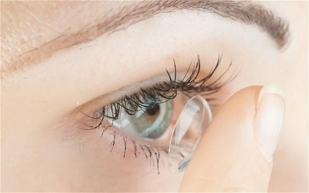 Đeo kính áp tròng khi ngủ cản trở oxy đến giác mạc