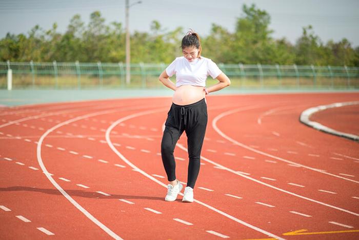 Đi bộ giúp mẹ bầu chuyển dạ nhanh và không đau