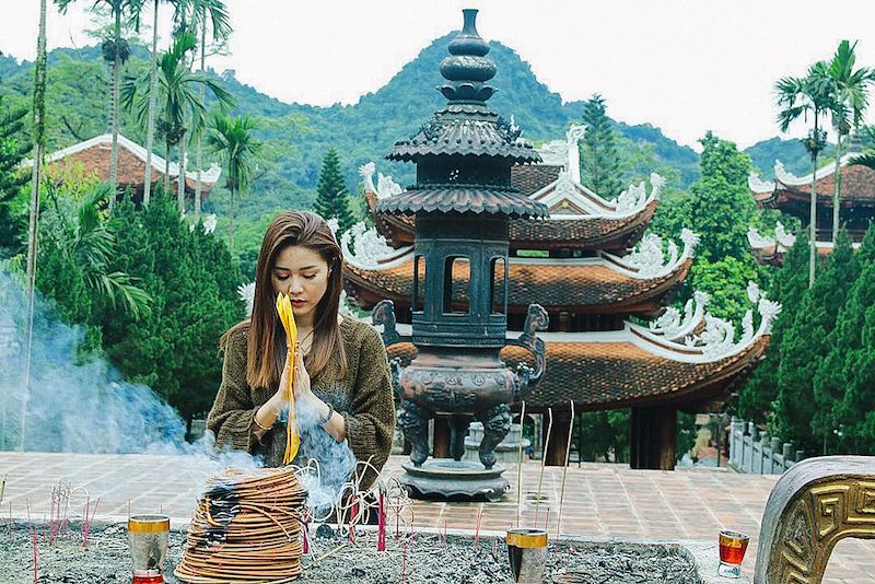 Đi chùa hoặc nhà thờ