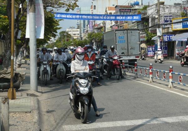 Di chuyển với tốc độ chậm gần các đèn tín hiệu