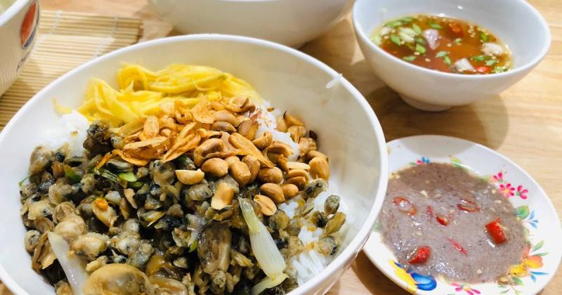 Cơm hến, bún hến Hương