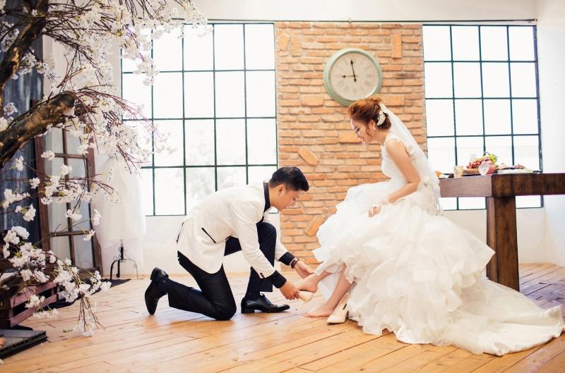 Nhẹ nhàng xỏ giầy cho nửa của mình