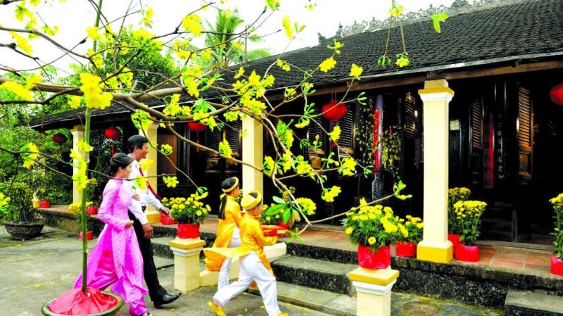 Đi thăm cô, dì, chú, bác và bà con lối xóm