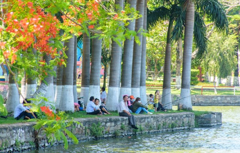 Bờ hồ trở thành địa điểm lí tưởng cho người dân tránh nóng và câu cá.