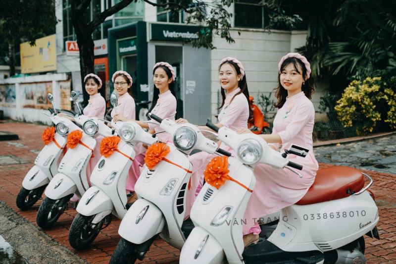 Dịch vụ bưng quả cho thuê áo dài trọn gói Vân Trang