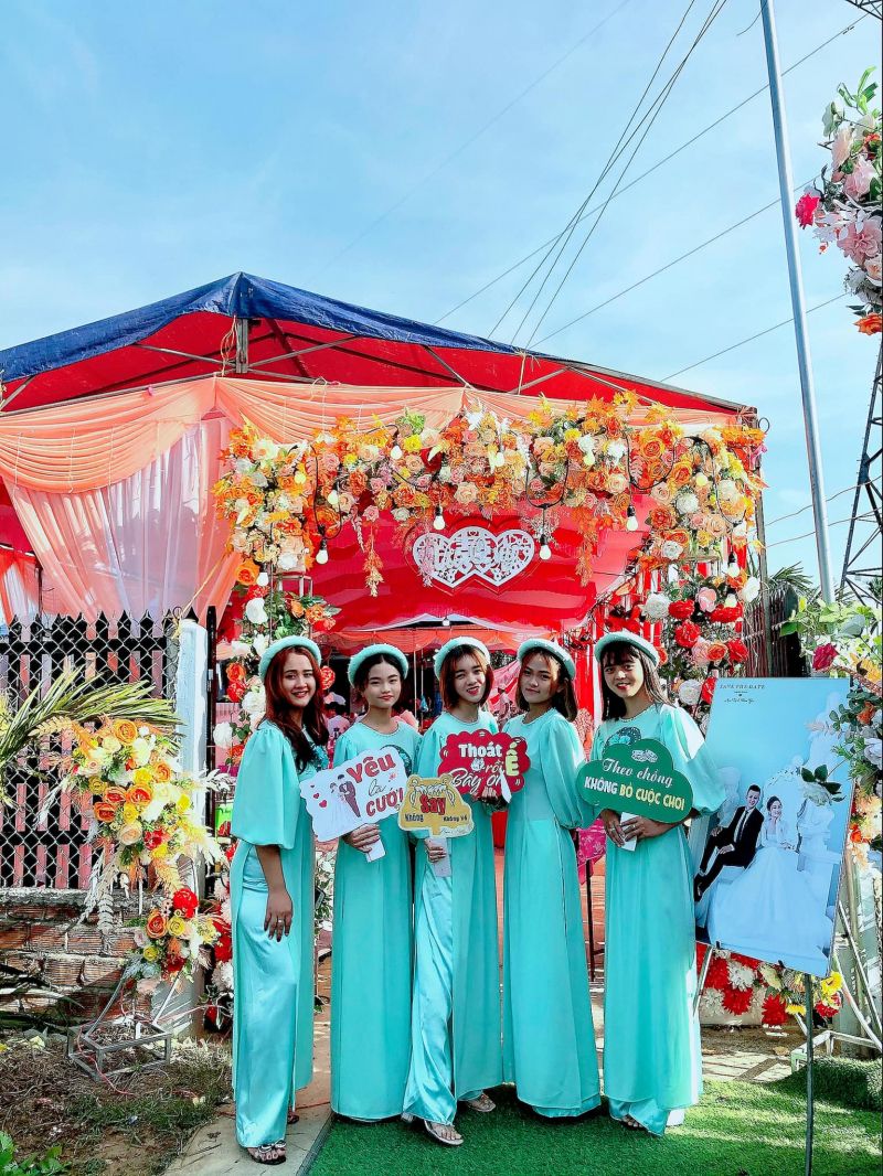 Dịch Vụ Bưng Quả Và Cho Thuê Áo Dài Thương Trang