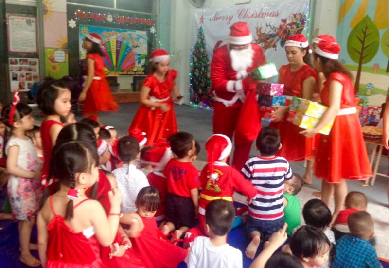 Ông già Noel trao quà tận nhà. (Ảnh minh họa)