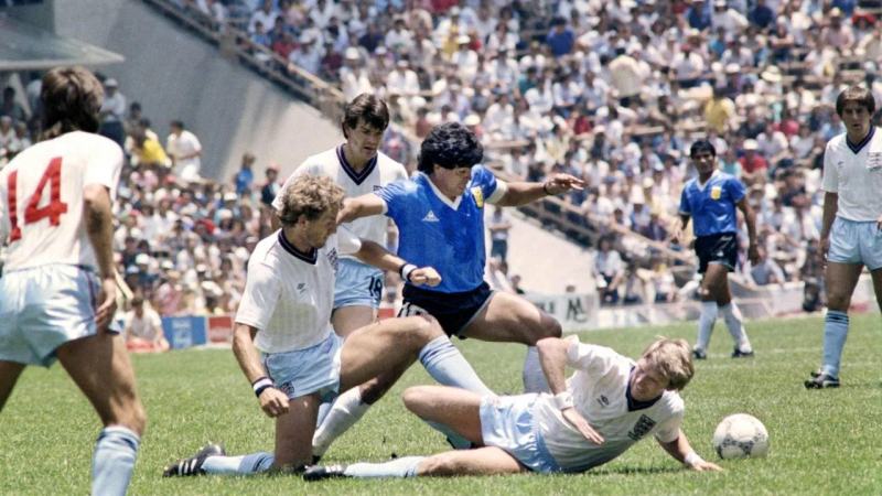 Diego Maradona trong trận gặp Anh