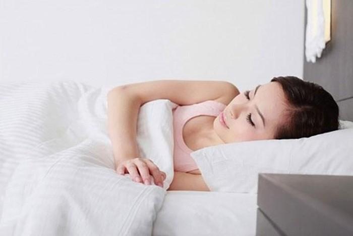 Bà bầu khi bị đầy bụng nên kê gối cao, kê thêm một chút dốc ở dưới lưng khi ngủ để giảm sự khó chịu khi bà bầu bị chướng bụng.