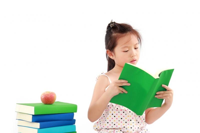 Đọc sách cho bé trước khi đi ngủ có thể giúp bạn và bé thân thiết với nhau hơn.