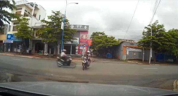 Xe đi từ đường nhánh ra đường chính nhưng không nhường đường