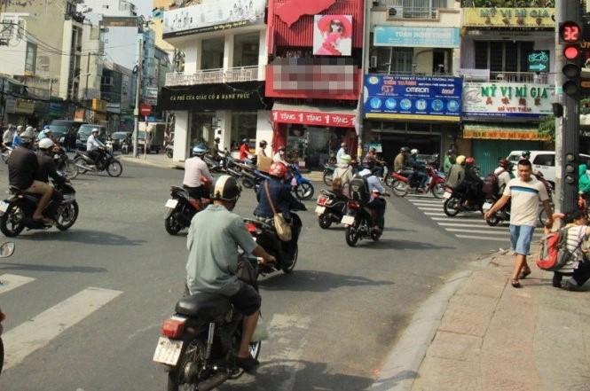 Đi xe từ ngõ ra đường chính