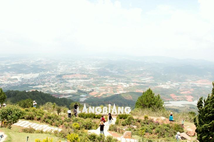 Lên đỉnh Langbiang ngắm mây trời Đà Lạt
