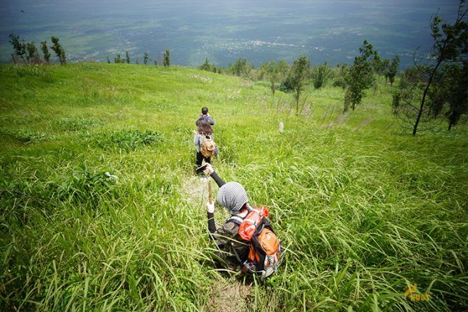 Khi leo núi các bạn nhớ chuẩn bị giày, mũ, quần áo dài tay...