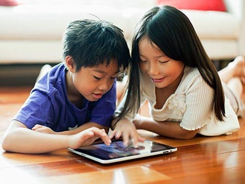 Cha mẹ dỗ trẻ bằng cách cho sử dụng ipad là một cách sai lầm