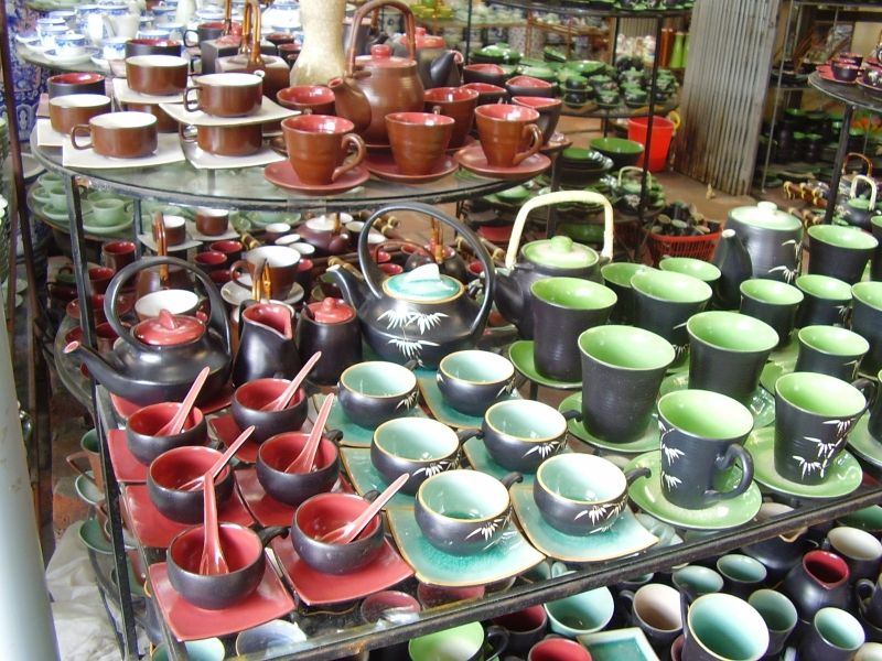 Một bộ ấm chén dao động từ 100k - 300k