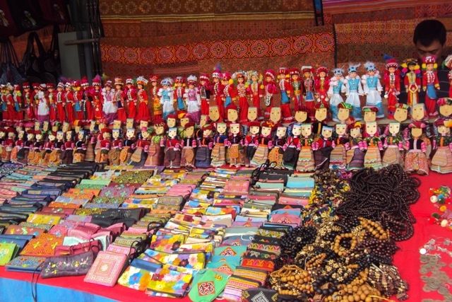 Khi đến với bất kỳ địa điểm du lịch nổi tiếng nào tại Hà Nội, bạn cũng sẽ dễ dàng bắt gặp những món đồ trang sức lung linh
