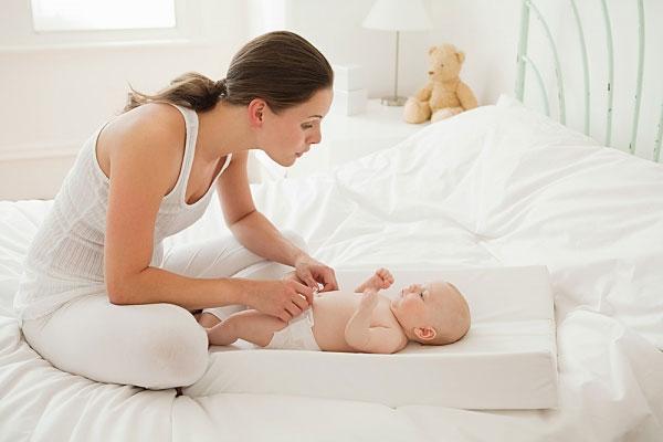Đội mũ và quấn tã cho trẻ đúng cách